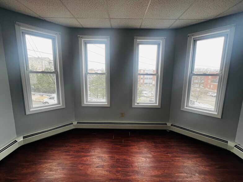 Building Photo - 876 Middle St