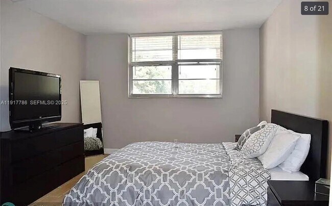 Building Photo - 9230 Lagoon Pl