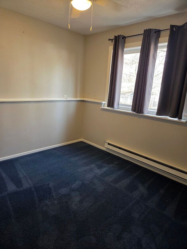 Building Photo - 3 Bedroom 1 3/4 Bathroom In Norwalk