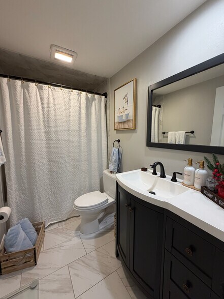 Building Photo - 7602 Lakeside Village Dr