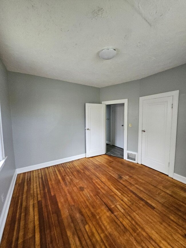 Building Photo - Large 3 bed house with basement