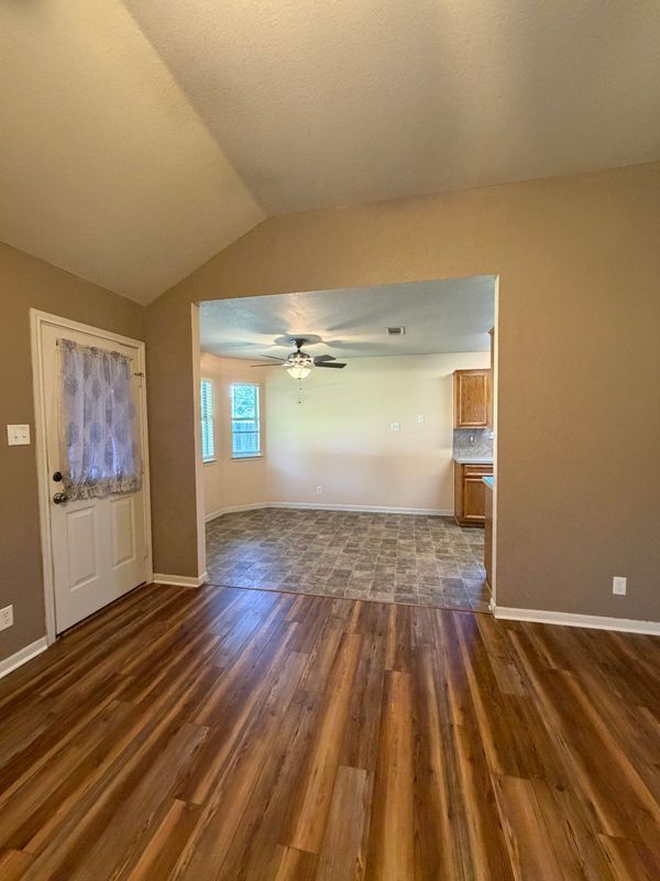 Building Photo - 715 Lakeview Dr