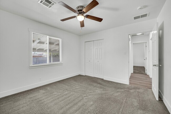 Building Photo - 1050 E Hassett Ave