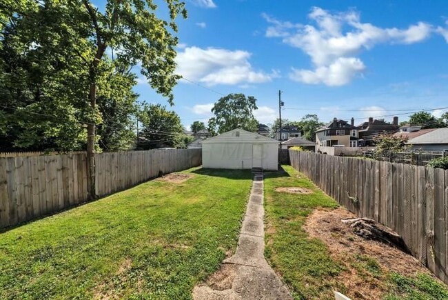 Building Photo - 827 S 22nd St