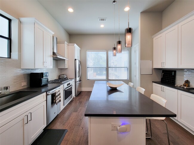 Building Photo - 5709A Larkin St