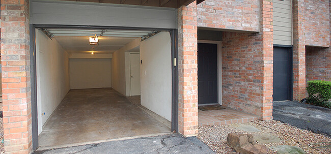 2 car "shotgun" style garage - 8710 Park Ln