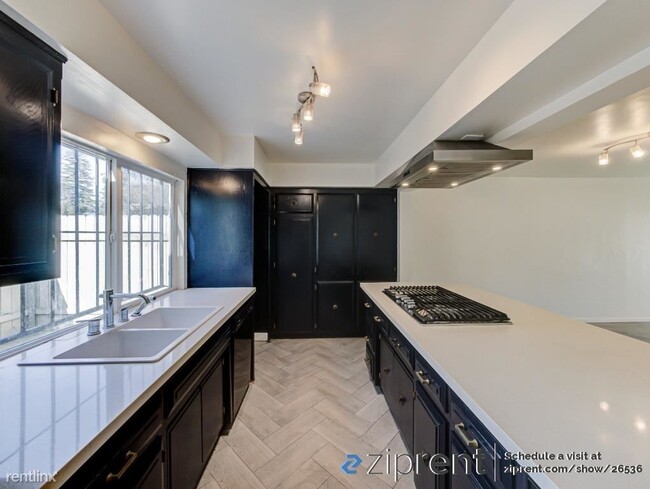 Building Photo - 3 br, 2.5 bath Townhome - 5301 Demaret Ave...