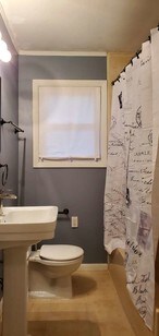 Building Photo - 447 Carvel Beach Rd