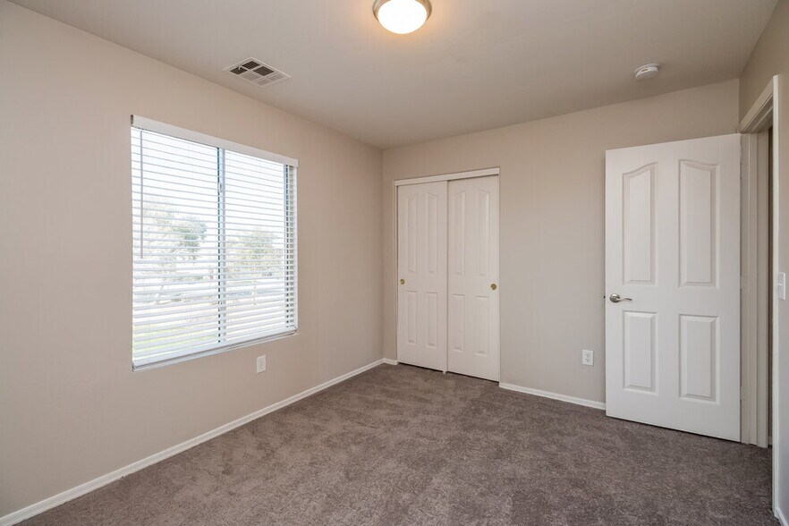 Building Photo - 1306 S 119th Dr