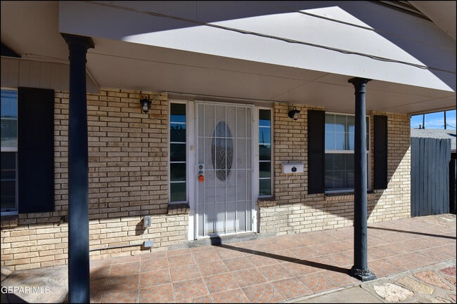 Building Photo - 4749 Tropicana Ave