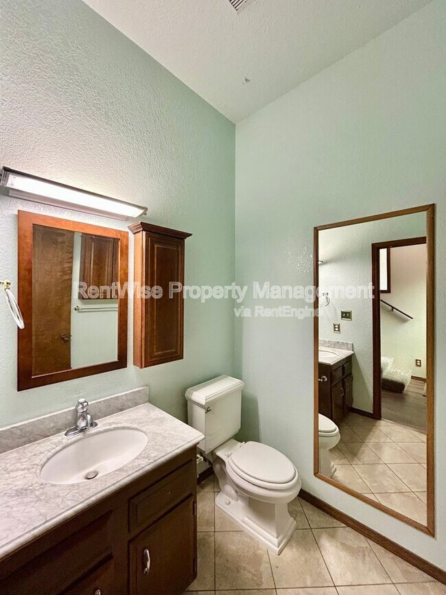 Building Photo - 875 N Gossett Pl