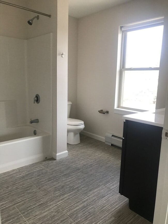 Building Photo - Top Floor Corner 2 Bedroom with Wooded View