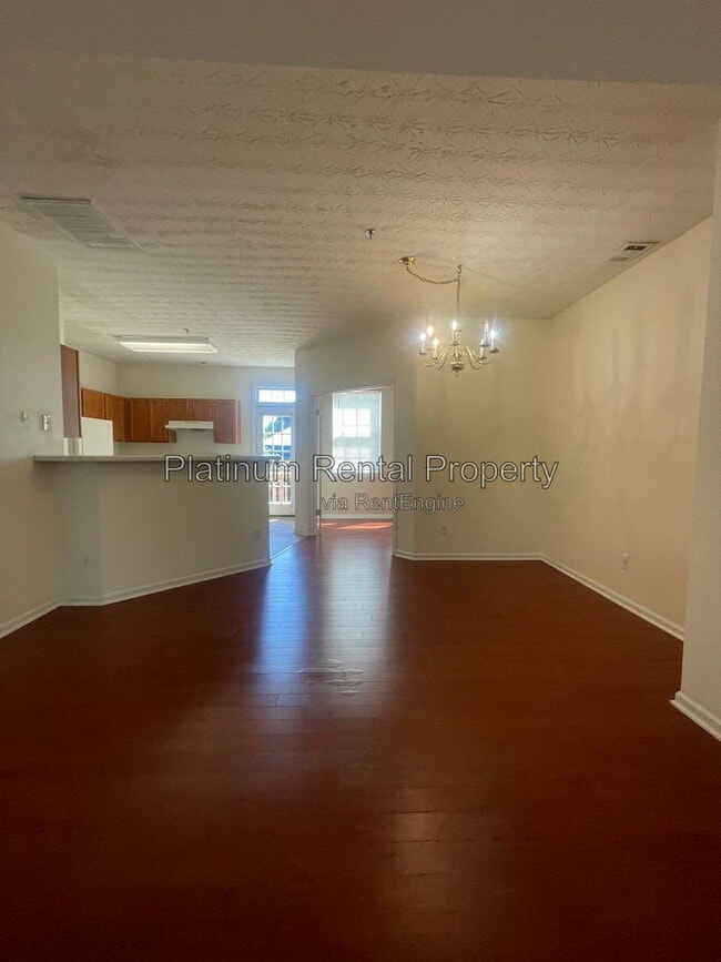 Building Photo - 244 Village Square Dr