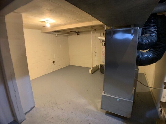 Building Photo - West Allis 3 bedroom 2 full bath home
