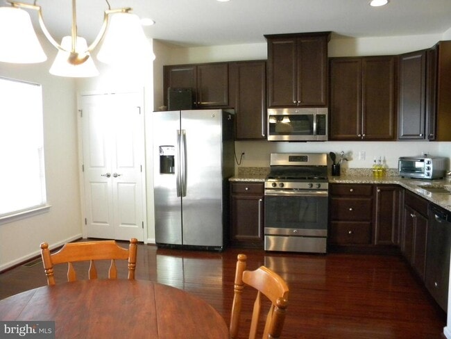 Building Photo - 652 E Chestnut St