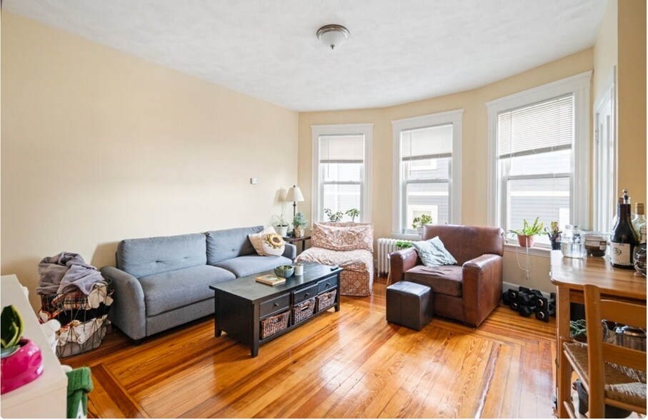 Living Room — Layout from an earlier tenancy - 17 Dow St