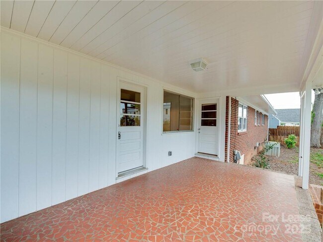 Building Photo - 1422 Holmes Dr