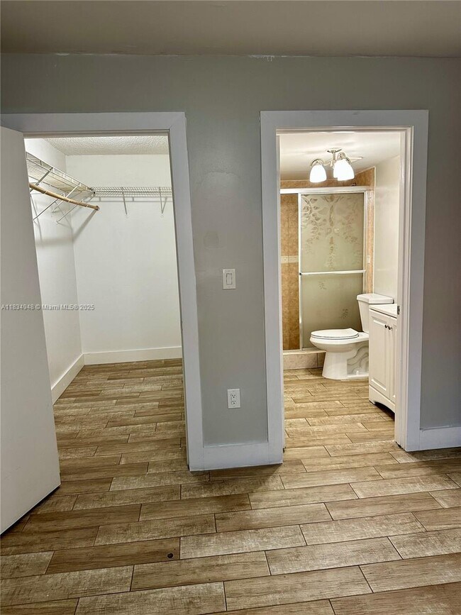 Building Photo - 2565 W 56th St