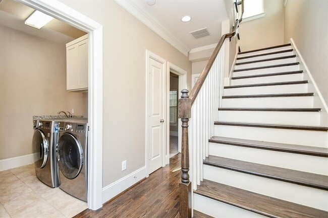 Building Photo - 716 Nicholson St