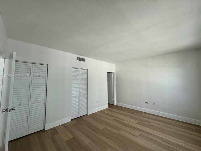 Building Photo - 825 Brickell Bay Dr