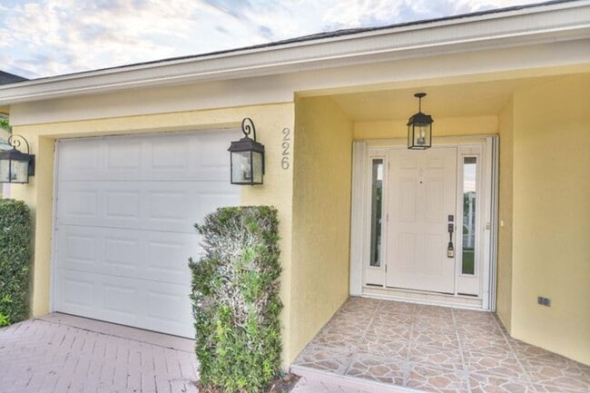 Building Photo - 226 Moccasin Trail W