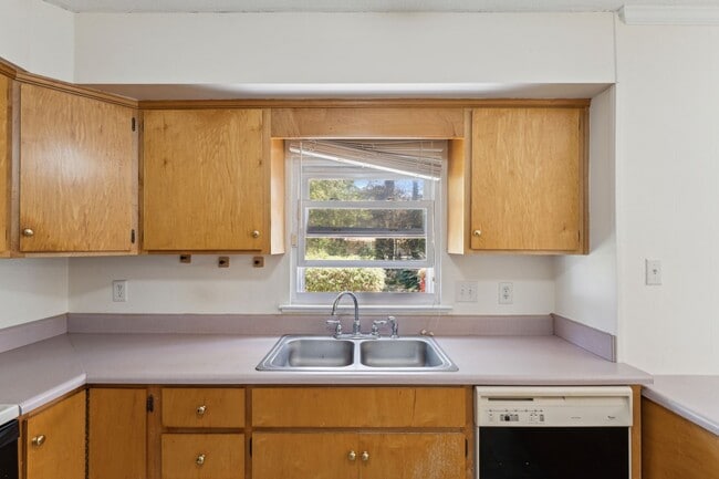 Building Photo - AVAILABLE NOW! (Pet Friendly)