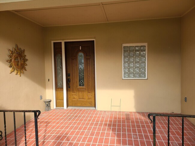 Building Photo - 2557 Pineapple Ave