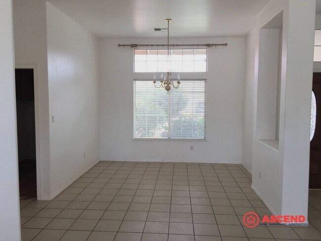 Building Photo - Phenomenal Home Located Off Brimhall and R...