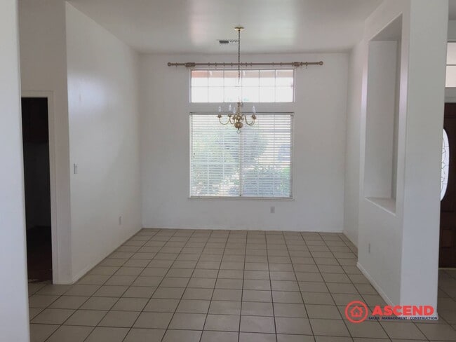 Building Photo - Phenomenal Home Located Off Brimhall and Renfro!