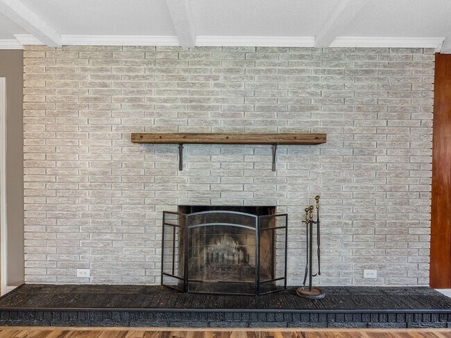 Building Photo - Spacious 2 bedroom 1.5 bathroom home in th...