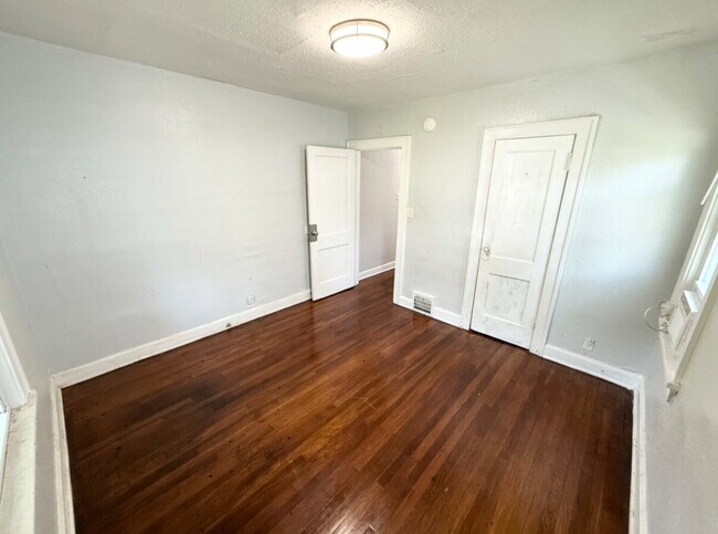 Building Photo - Updated 2 Bedroom/ 1 Bath Home in KCMO