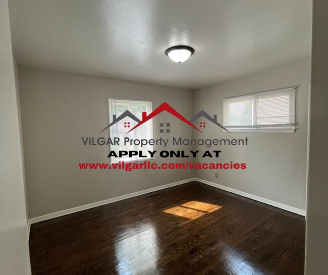 Building Photo - 2 Bedroom, 1 Bathroom Home in Gary, IN