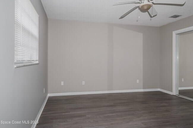 Building Photo - 159 NW Avens St