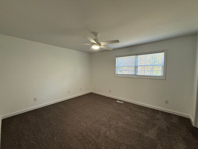 Building Photo - 3 bedroom, 1.5 Townhouse