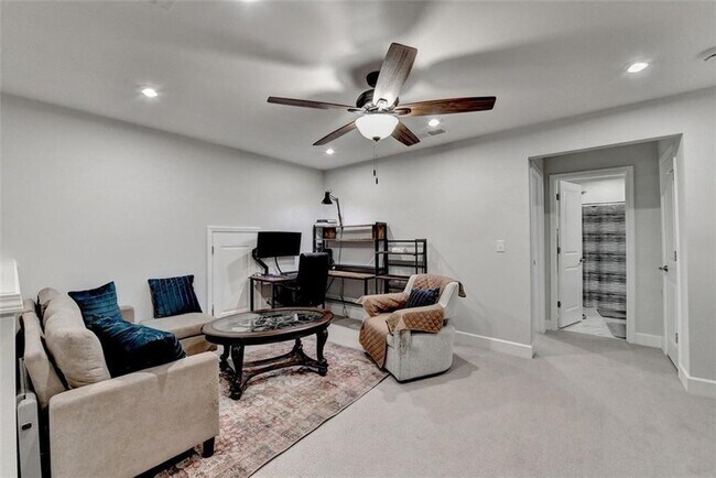 Building Photo - 811 Pineberry Ct