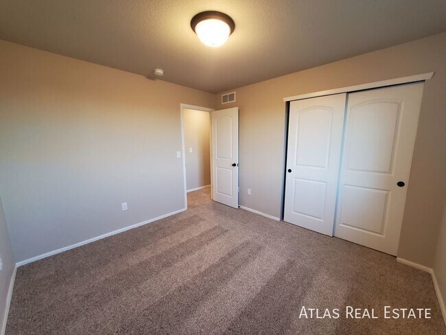 Building Photo - 708 Finch Dr