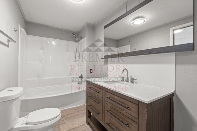 Building Photo - 108 Comer St