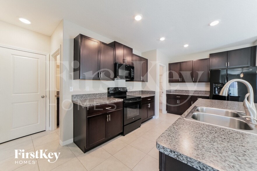 Building Photo - 10215 Cool Waterlily Ave