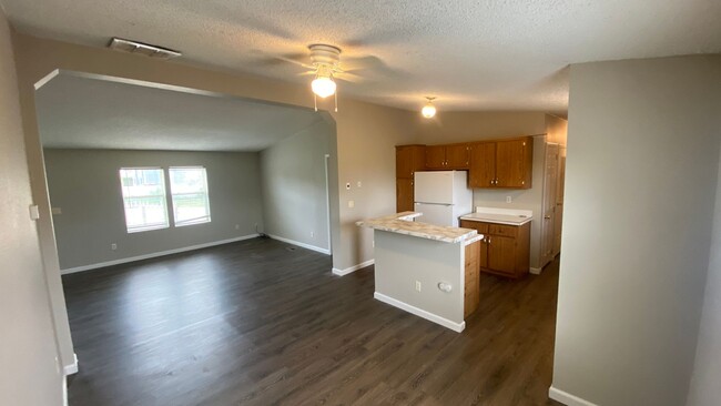 Building Photo - 4 Bed 2 Bath and Garage in Commerce City