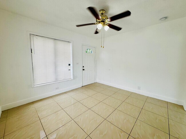 Building Photo - 1060 NW 116th St