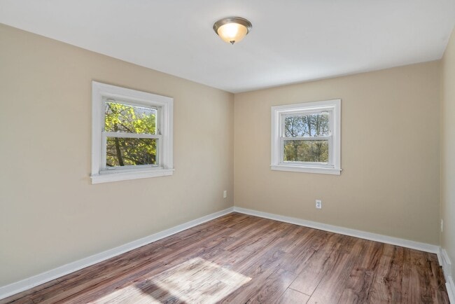 Building Photo - SCORE 50% OFF 1ST MONTH'S RENT IF SIGNED BY DEC 12! Cozy 3 Bedroom home in McKees Rocks available...