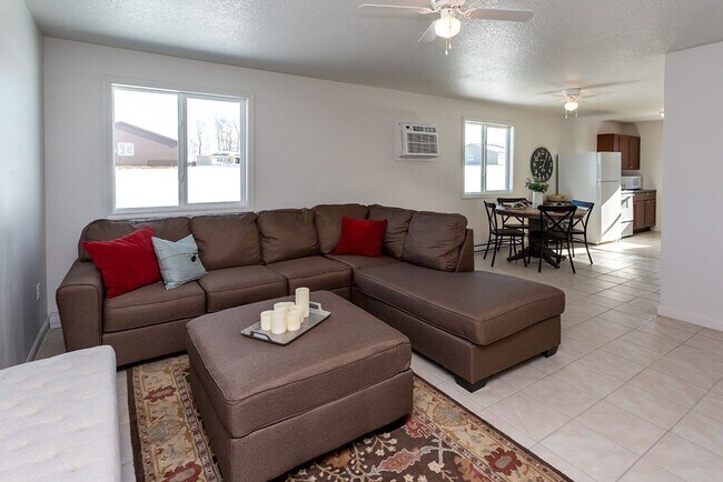 Building Photo - 3 Bedroom Homes for rent in Pleasant HIll, IA