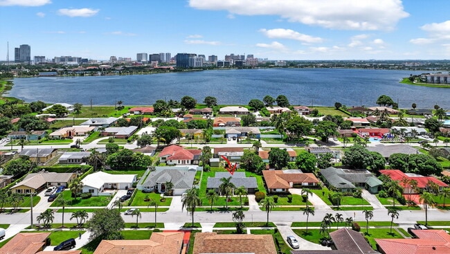 Primary Photo - 600 S Mangonia Cir