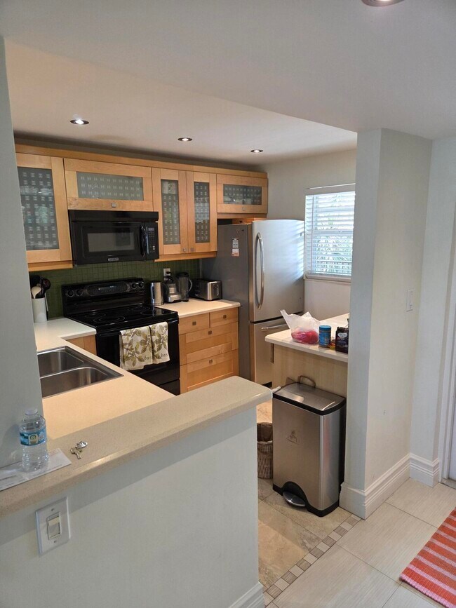 Building Photo - 1831 Sabal Palm Dr