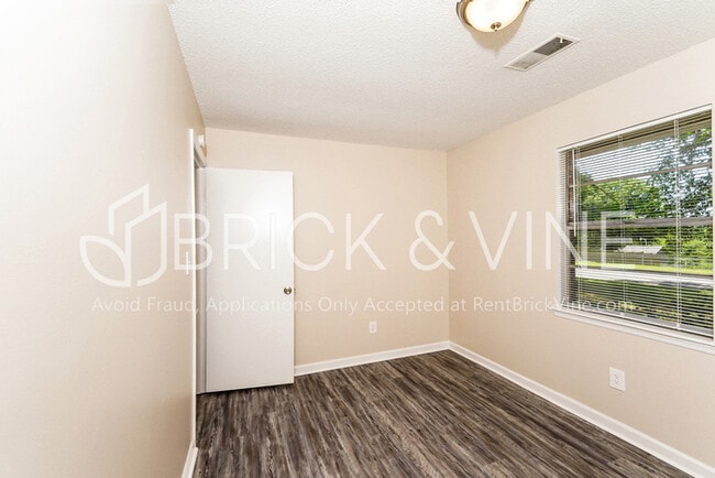 Building Photo - 8208 Kelly Dr
