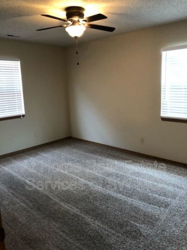 Building Photo - 2856 S Rogers Ave