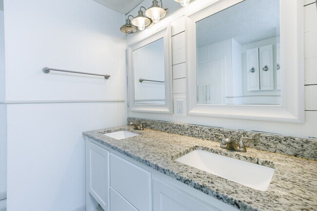 Building Photo - Newly remodeled 3/2/2 in north Lubbock!  M...