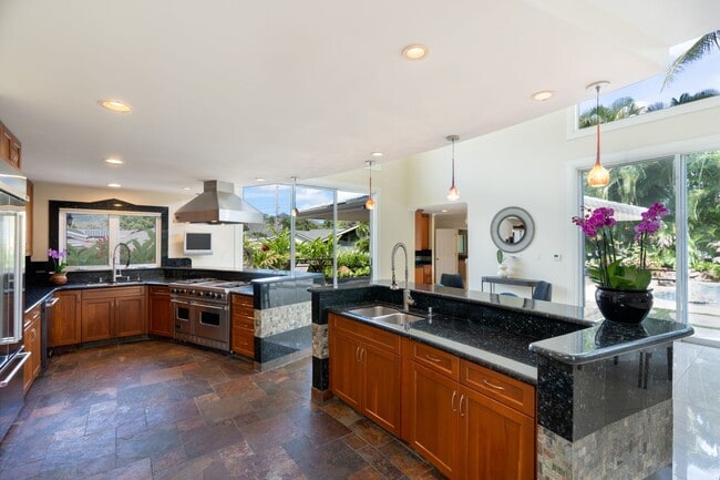 Building Photo - Portlock Paradise