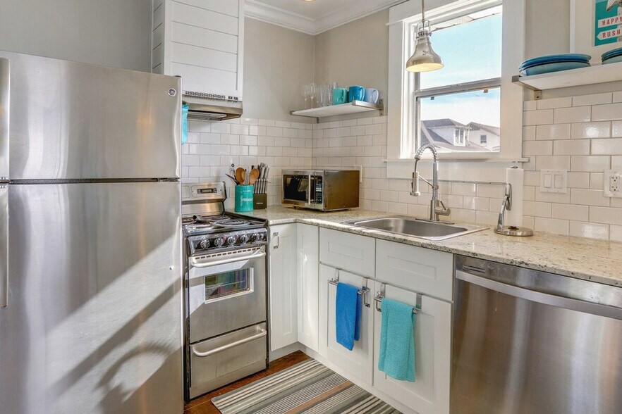 Building Photo - 202 10th Ave NE