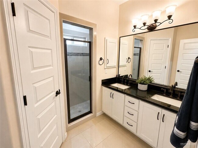 Building Photo - 13 E Imperial Oaks Dr